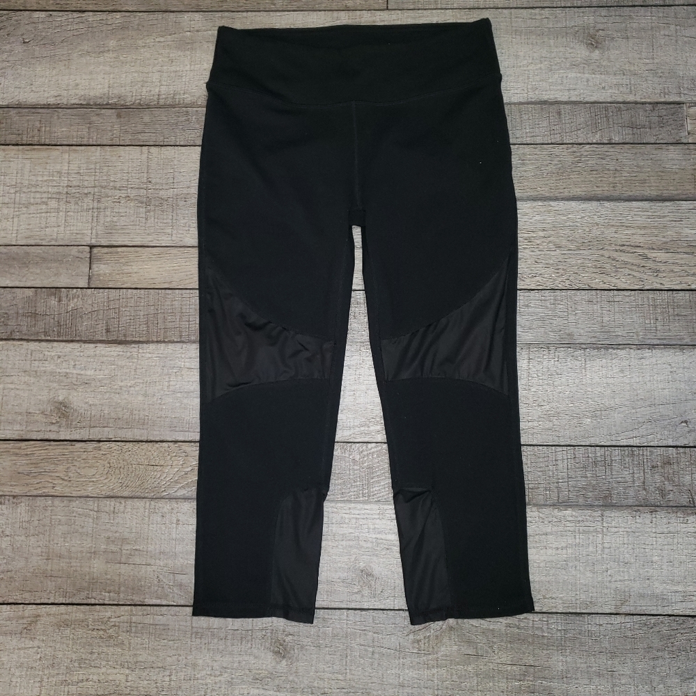 Fabletics Cropped Capris Athletic Yoga Leggings - image 1